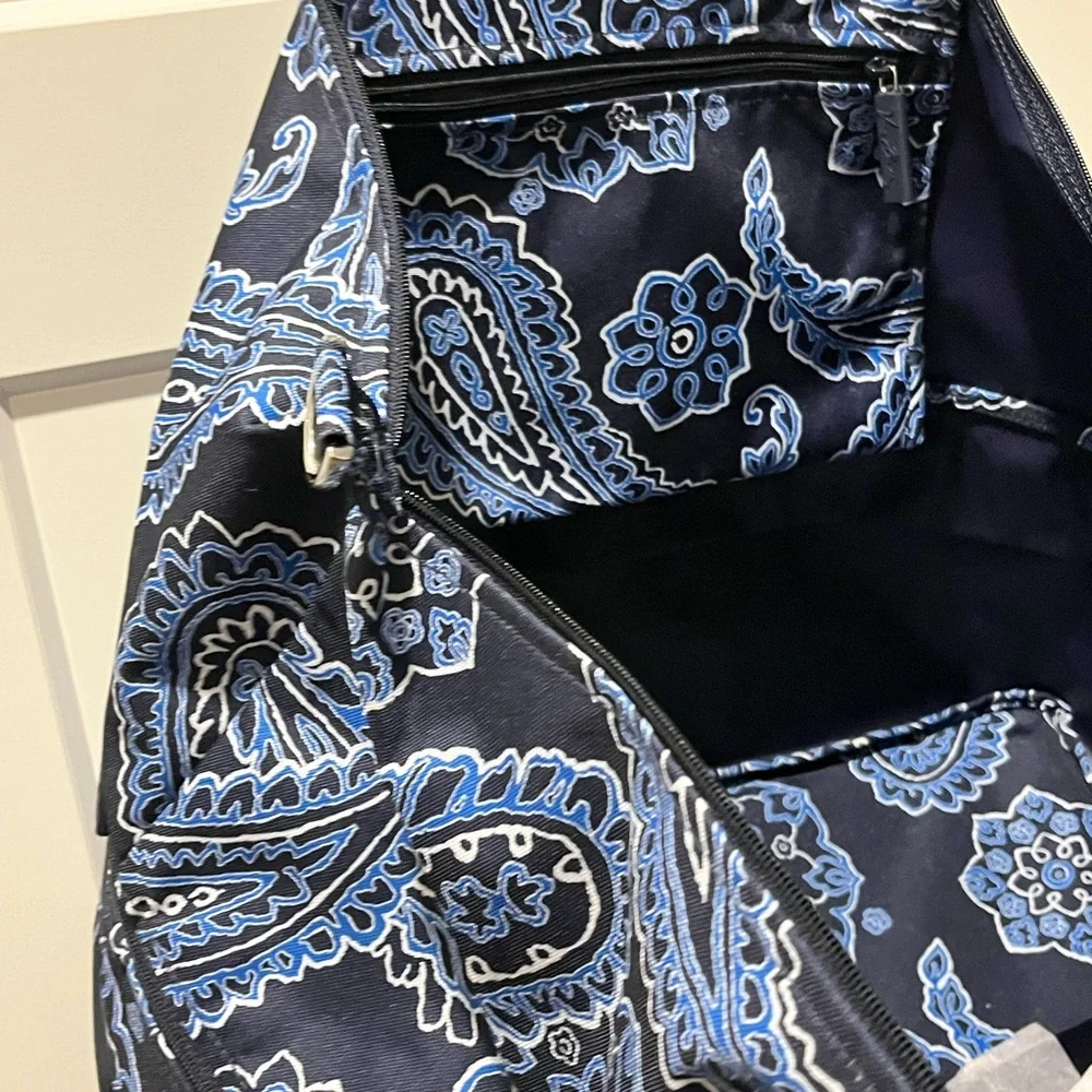 VERA BRADLEY NAVY BLUE PAISLEY DESIGN WEEKEND/TRAVEL EXPANDABLE TOTE